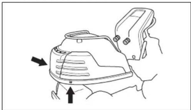 HUSQVARNA R 418Ts AWD - So entfernen Sie die Motorabdeckung - 1