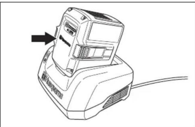 HUSQVARNA K 540i - De accu aansluiten op de acculader - 1