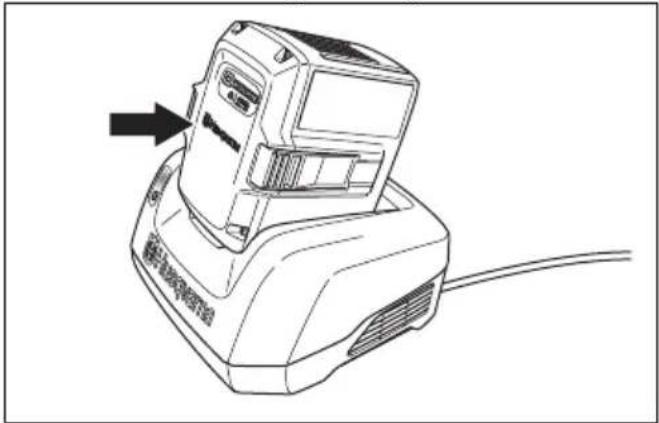 HUSQVARNA DE 110iH - So schließen Sie den Akku an das Akkuladegerät an - 1