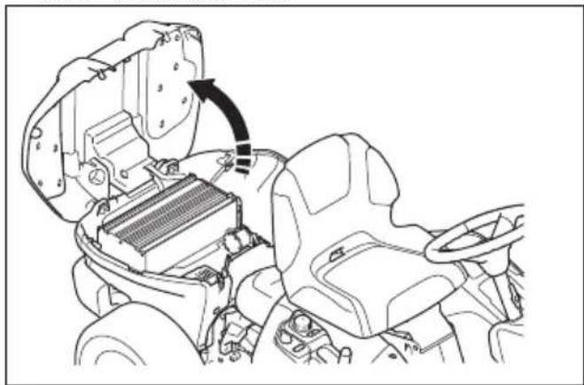 HUSQVARNA R 200iX AWD - Het accudeksel openen en sluiten - 3