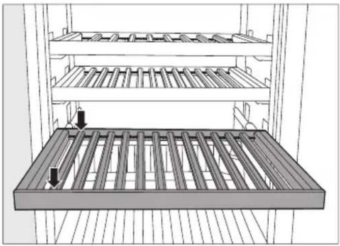 MIELE KWTUS 7055 F - Positionner les entretoises sur les clayettes en bois - 1