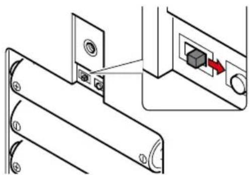 Indel B SAFE 35 SMART PLUS - CODE PERMANENT - GLISSER LE COMMUTATEUR COULISSANT VERS DROITE (CÔTÉ SERRURE DE LA PORTE) - (COMPARTIMENT BATTERIES) - 1