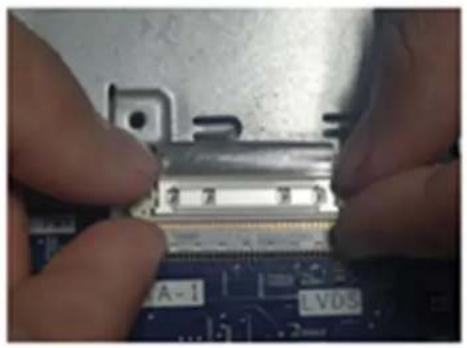DELL Pro 24 QC24250 - Connexion du câble d'écran à son connecteur sur la carte système - 1