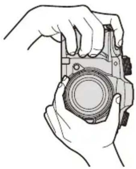 PANASONIC Lumix DC-GH5 II - Tenez l'appareil photo avec vos deux mains, gardez vos bras immobiles sur les côtés et tenez-vous debout, les pieds écartés à largeur d'épaules. - 2