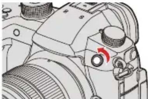 PANASONIC Lumix DC-GH5 II - Branchement du câble de synchronisation à la prise pour câble synchro flash. - 1