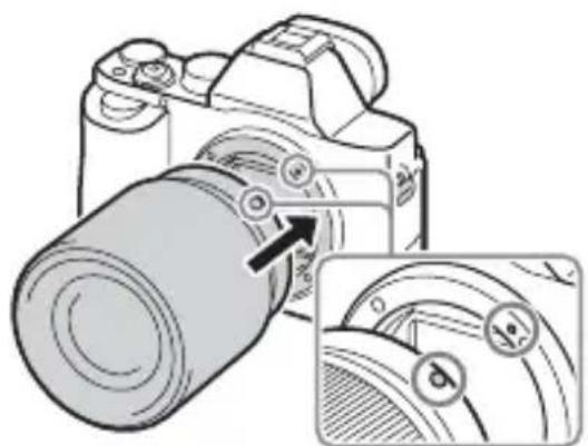 SONY Alpha ILCE-7K - Monter objektivet ved at rette de hvide indeksmærker (monteringsindekser) på objektivet og kameraet ind efter hinanden. - 1