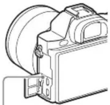 SONY Alpha ILCE-7K - 5Podłącz aparat do zasilacza sieciowego (w zestawie) przy użyciu przewodu microUSB (w zestawie) oraz zasilacz do gniazda zasilania. - 2