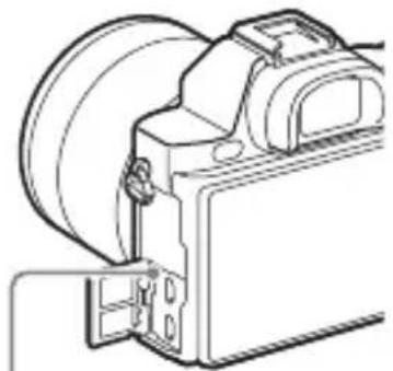 SONY Alpha ILCE-7K - Sluit de camera aan op de netspanningsadapter AC (bijgeleverd) met behulp van de micro-USB-kabel (bijgeleverd), en sluit de netspanningsadapter AC aan op een stopcontact. - 2