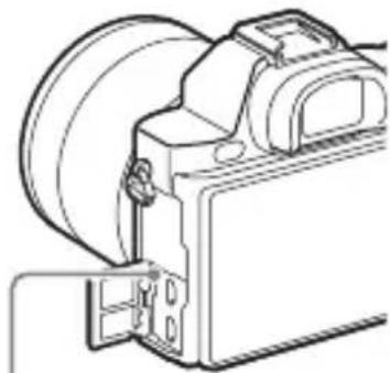 SONY Alpha ILCE-7K - Carregar o pack de baterias - 5