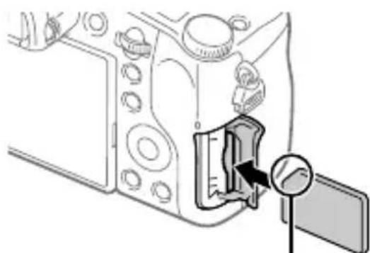 SONY Cybershot DSC-RX10M4 - Ανοίξτε το κάλυμμα της κάρτας μνήμης και τοποθετήστε την κάρτα μνήμης (πωλείται χωριστά) στη φωτογραφική μηχανή. - 1