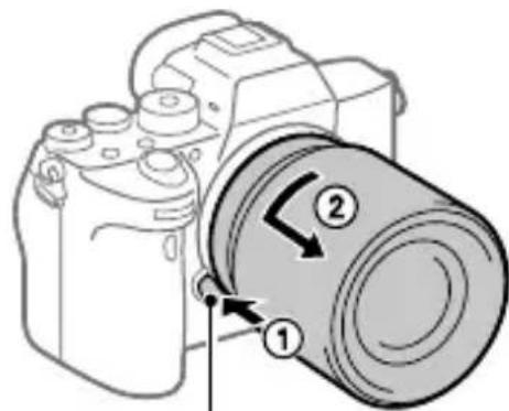 SONY Alpha ILCE-7RM4 - Objektiivin irrottaminen - 1