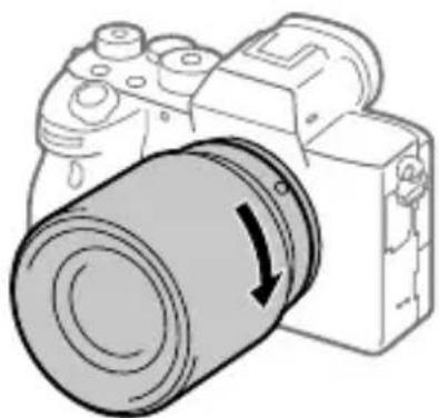 SONY Alpha ILCE-7RM4 - Spingendo leggermente l'obiettivo verso la fotocamera, ruotare lentamente l'obiettivo nella direzione della freccia finché non scatta in posizione bloccata. - 1