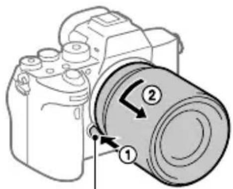SONY Alpha ILCE-7RM4 - Para retirar a objetiva - 1