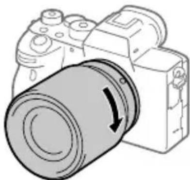 SONY Alpha ILCE-7RM4 - Työnnä objektiivia kevyesti kameraan päin ja käännä sitä hitaasti nuolen suuntaan, kunnes se lukittuu paikalleen. - 1