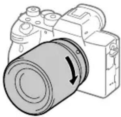 SONY Alpha ILCE-7RM4 - Tout en poussant doucement l'objectif vers l'appareil, tournez lentement l'objectif dans le sens de la flèche jusqu'à ce qu'il s'enclenche en position verrouillée. - 1