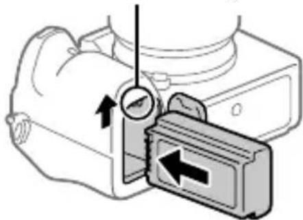 SONY Alpha ILCE-7RM4 - Étape 2 : Insérer la batterie dans l'appareil - 2
