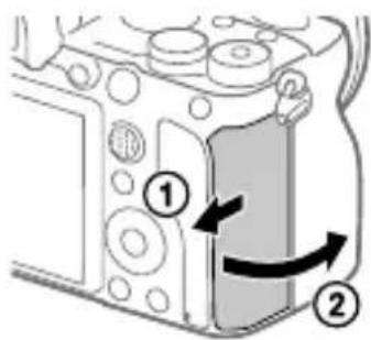 SONY Alpha ILCE-7RM4 - Откройте крышку отсека карты памяти. - 1