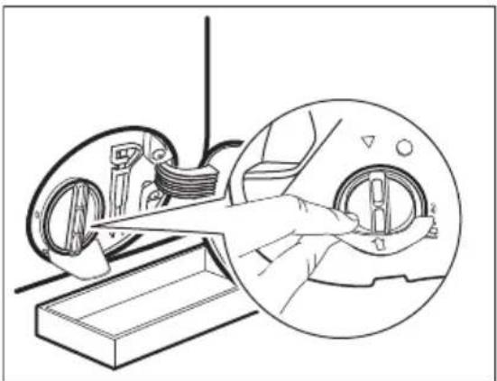 AEG LR76HOT - Gehen Sie wie in den folgenden Diagrammen beschrieben vor, um den Pumpenfilter zu reinigen: - 2
