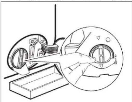 AEG LR87ADBC06 - Ga te werk zoals beschreven in de volgende diagrammen om het pompfilter te reinigen: - 2