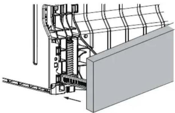 HAIER XH 4C4F1S - Anbringen der Sockelleiste - 3