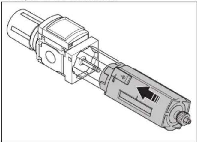 HUSQVARNA TF 334 - So reinigen Sie den Filter im Wasserabscheider - 4