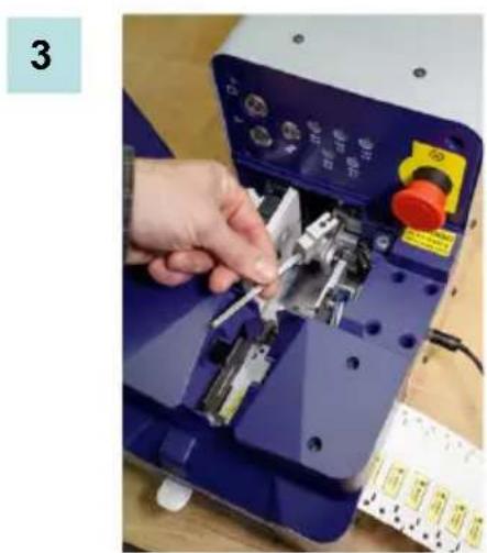 BRADY BSP45 - Metallklammern auswechseln/Größe der Etikettenhüllen ändern - 4