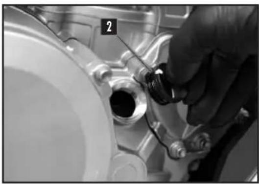 Sherco ENDURO 450-500 SEF (2026) - CHECKING THE ENGINE OIL LEVEL - 2