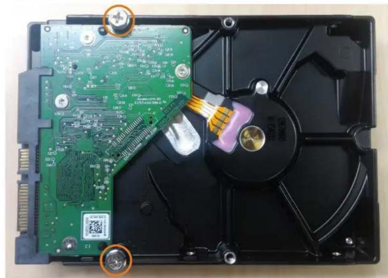 Lorex D871A82B - Pour installer un nouveau disque dur : - 1