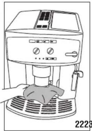 DELONGHI Caffè Corso ESAM2502 - Reinigung der Ausgüsse des Kaffeeauslaufs - 1