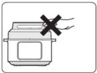 MIDEA MPC602SBMK - Durante il funzionamento, mai spostare le mani per avvicinarsi alla porta di scarico. - 2