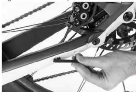 PORSCHE eBike Sport - Montage de la béquille - 2