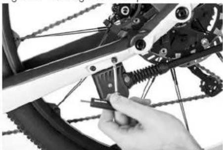 PORSCHE eBike Sport - Montage de la béquille - 3