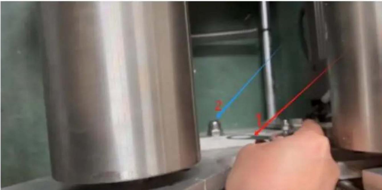 Vevor YF-YM08 - After the extrusion is completed, hang the hook (as shown I arrow 1 in the figure) to the screw (as shown by the arrow 2 in figure) - 1