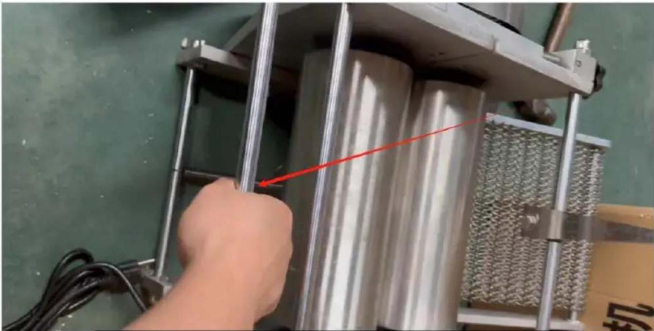Vevor YF-YM08 - Hold and squeeze this rod down with your arm - 1