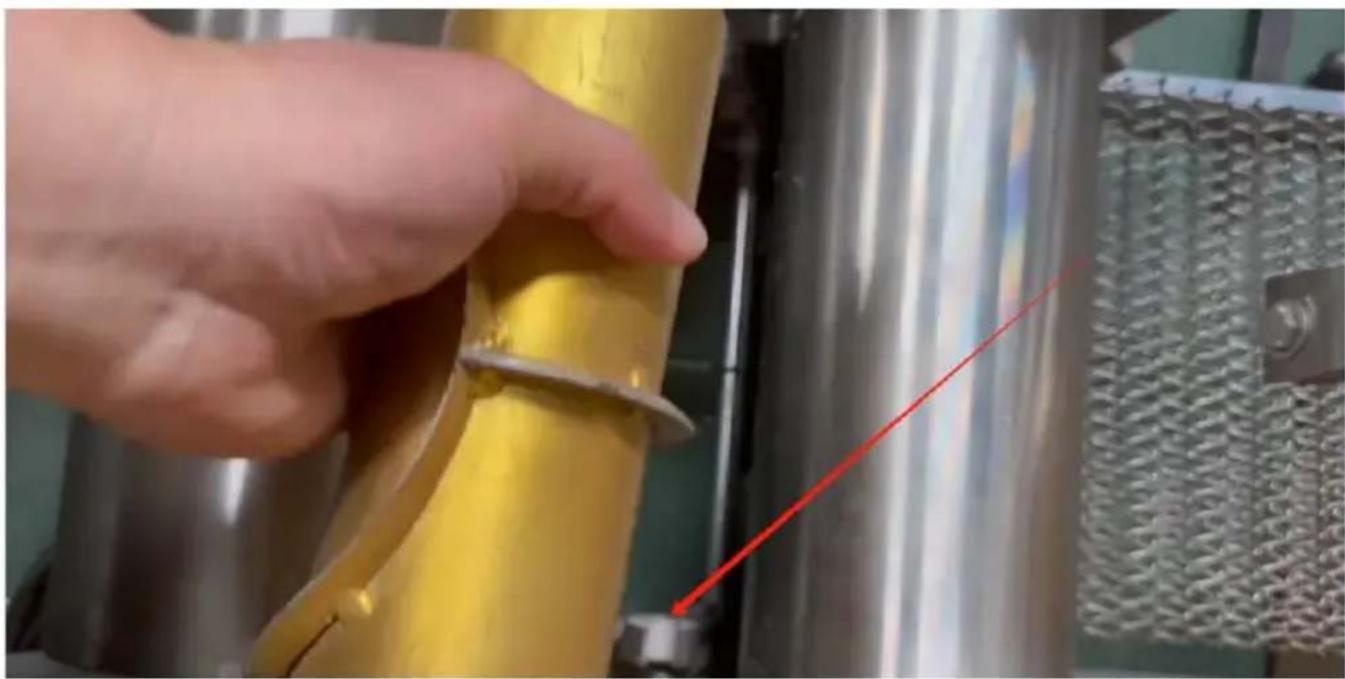 Vevor YF-YM08 - After the extrusion is completed, hang the hook (as shown I arrow 1 in the figure) to the screw (as shown by the arrow 2 in figure) - 2