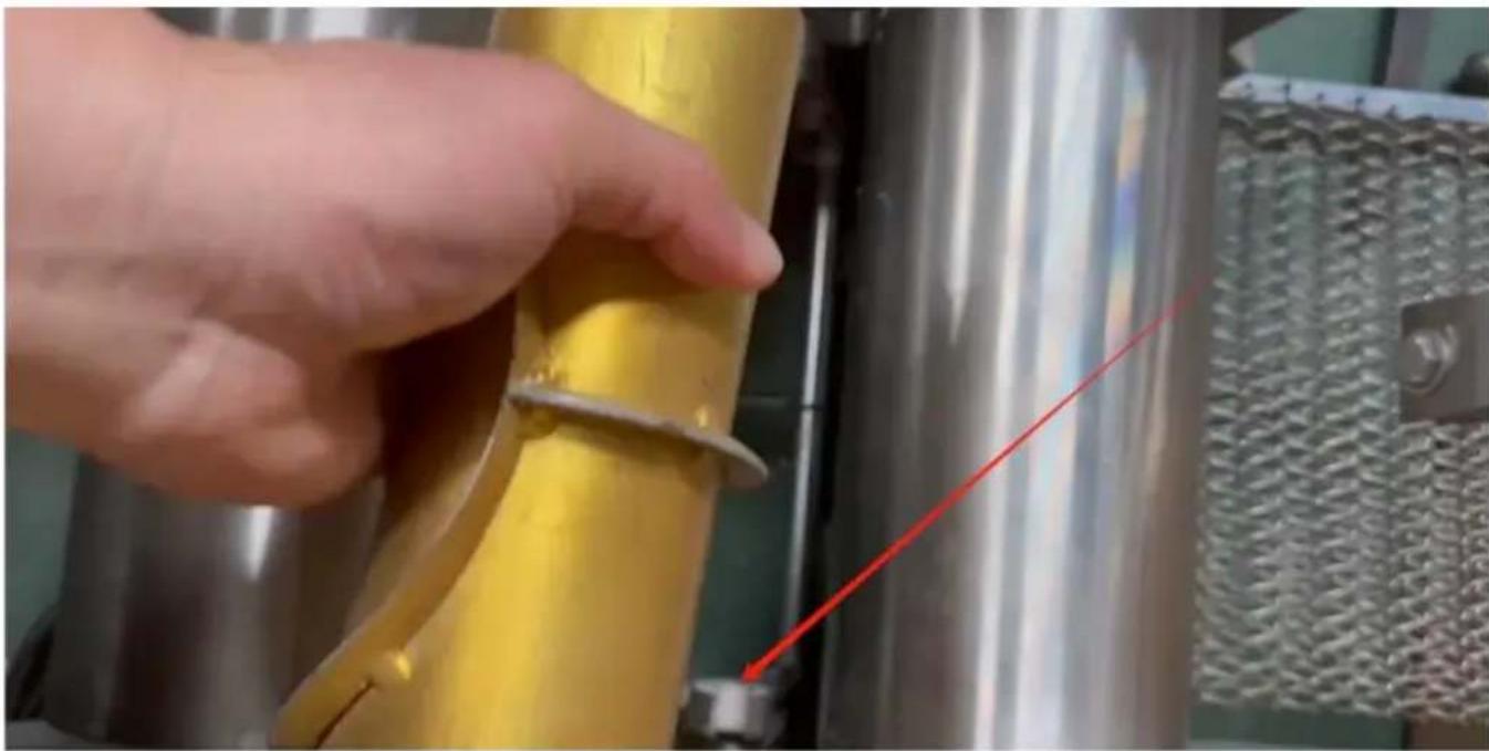 Vevor YF-YM08 - Installieren Sie das Teigmesser und platzieren Sie es in der im Bild gezeigten Nut - 1