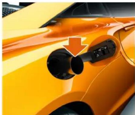 McLaren Artura (2023) - Remplissage de carburant à l'aide de l'entonnoir - 2