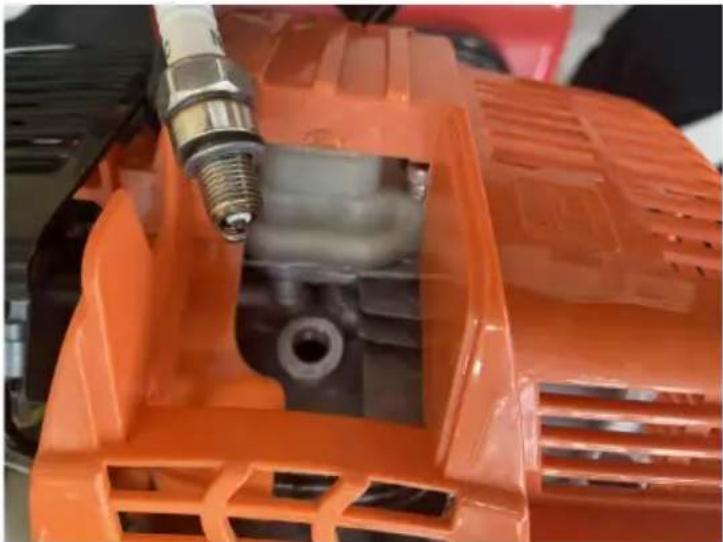 Vevor 139F - Byte av tändstift Ta bort pluggen - 4