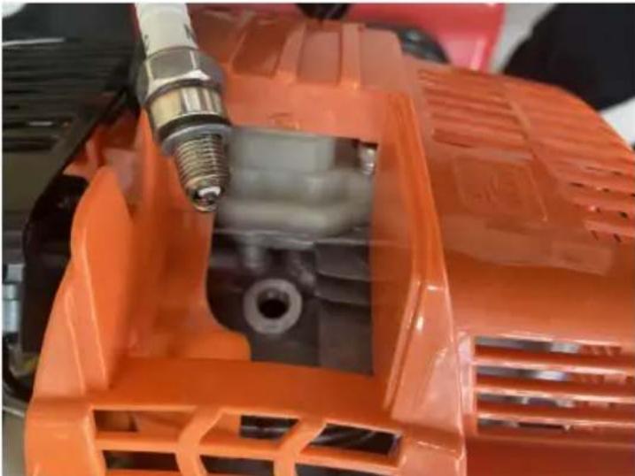 Vevor 139F - Replacing the Spark Plug - 4
