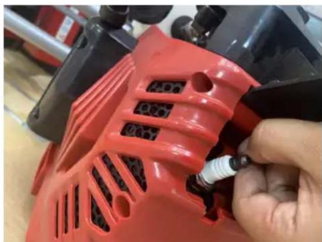 Vevor 520S - Replacing the Spark Plug - 1