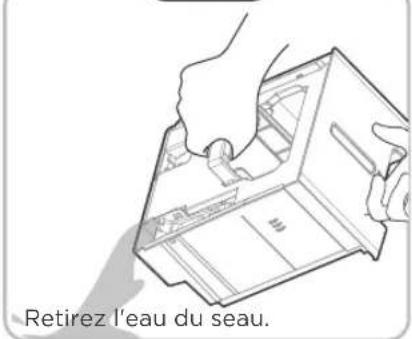 Retirez l'eau du seau.
