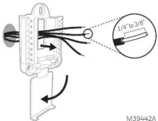 HONEYWELL RTH2CWF - Bundle and insert wires through the UWP. - 1
