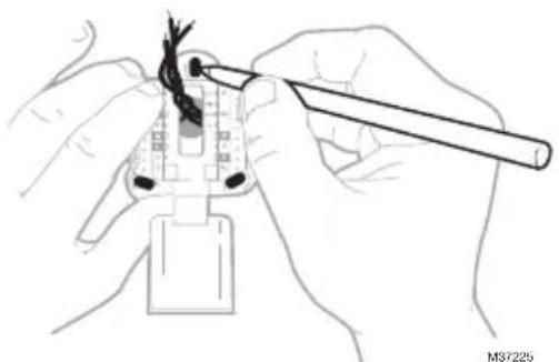 HONEYWELL RTH11B - Insérez les ancres murales. Il est recommandé d'utiliser les ancrages muraux inclus dans la boîte pour installer votre thermostat. - 2