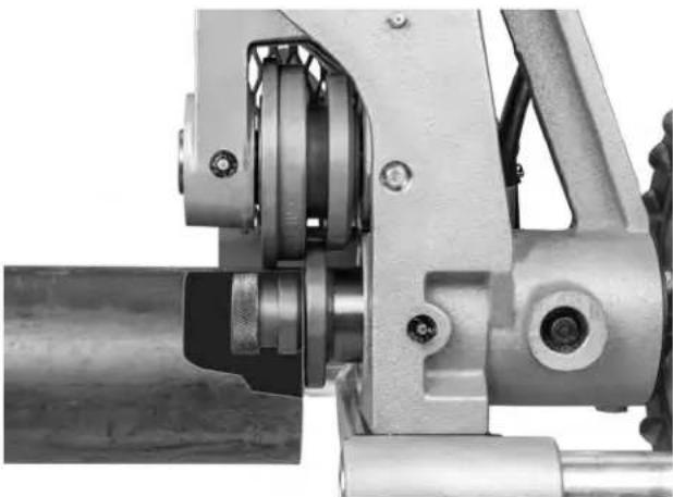 RIDGID 918-4 - Colocación del tubo en la ranuradora a rodillos - 1