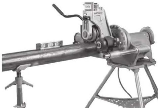 RIDGID 918-1 - Einlagen des Rohrs in die Nutrollmaschine - 2