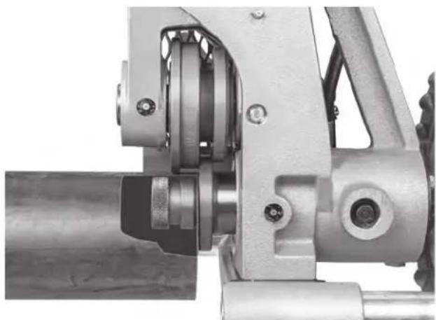 RIDGID 918-1 - Einlagen des Rohrs in die Nutrollmaschine - 1