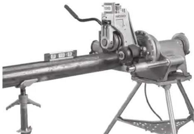 RIDGID 918-5 - Einlegen des Rohrs in die Nutrollmaschine - 2