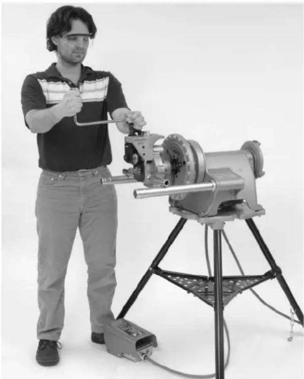 RIDGID 975 - Montaje de la Ranuradora Combinada No. 975 en una Máquina Roscadora Compact No. 300 de RIDGID - 4