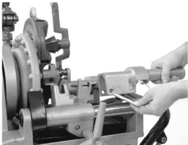RIDGID 975 - Montaje de la Ranuradora Combinada No. 975 en una Máquina Roscadora Compact No. 300 de RIDGID - 2