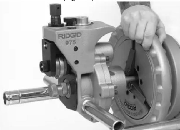 RIDGID 975 - Montaje de la Ranuradora a Rodillos Combinada No. 975 en un Accionamiento Motorizado No. 300 de RIDGID - 1